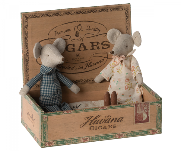 Grandma and Grandpa Mice In Cigarbox - Linzis