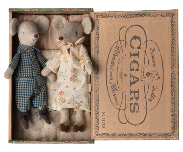 Grandma and Grandpa Mice In Cigarbox - Linzis